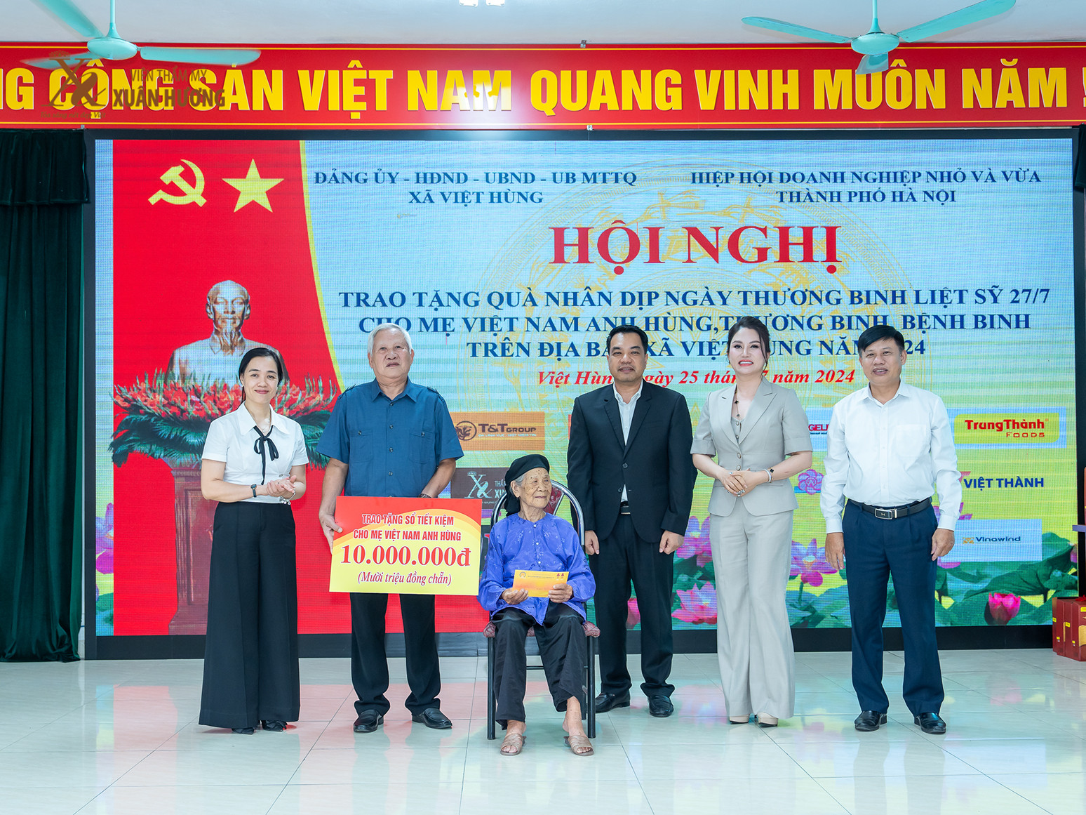 Đại diện lên tặng quà cho bà mẹ việt nam anh hùng