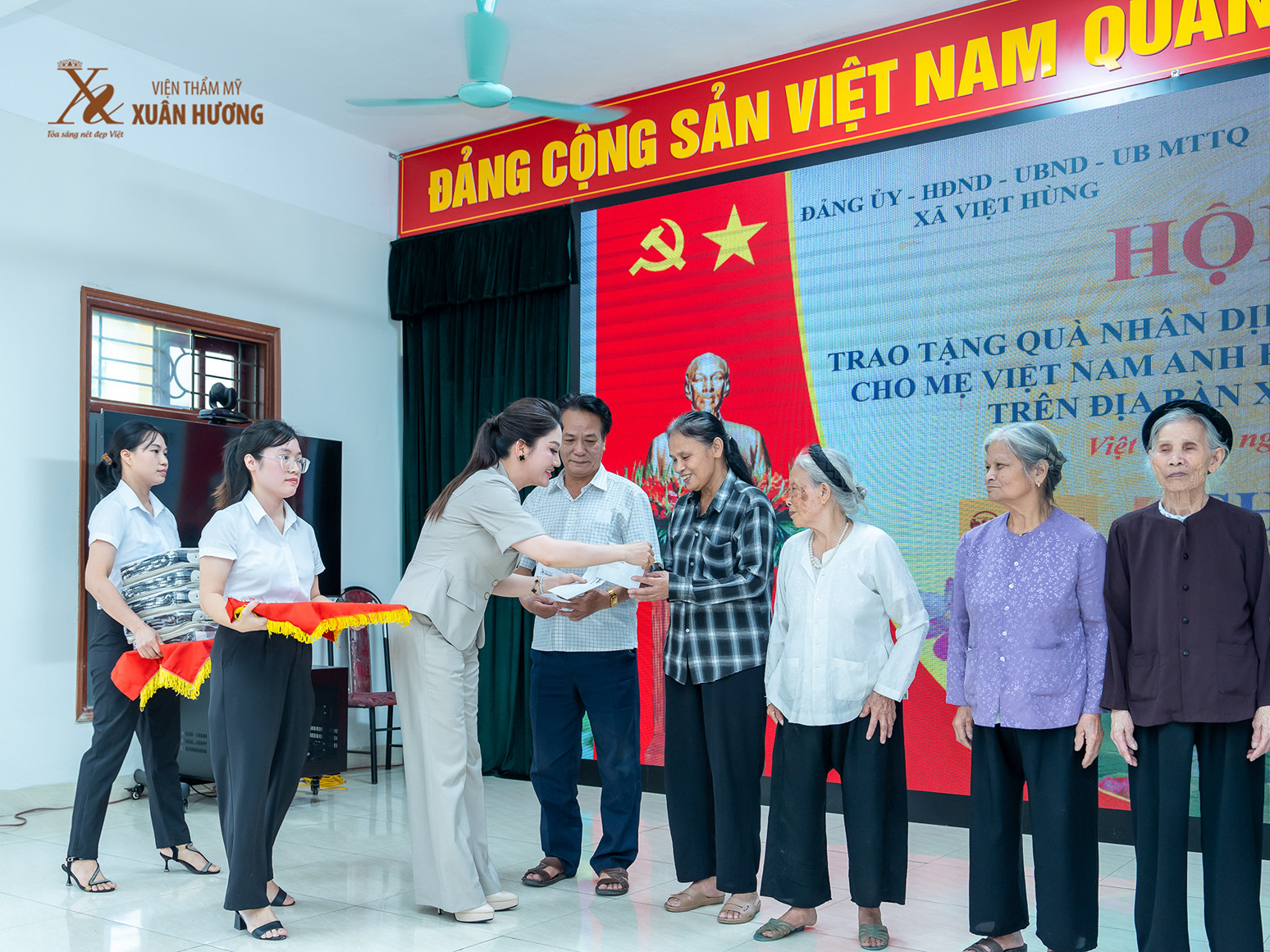 Viện thẩm mỹ xuân hương tặng quà các gia đình thương binh liệt sĩ