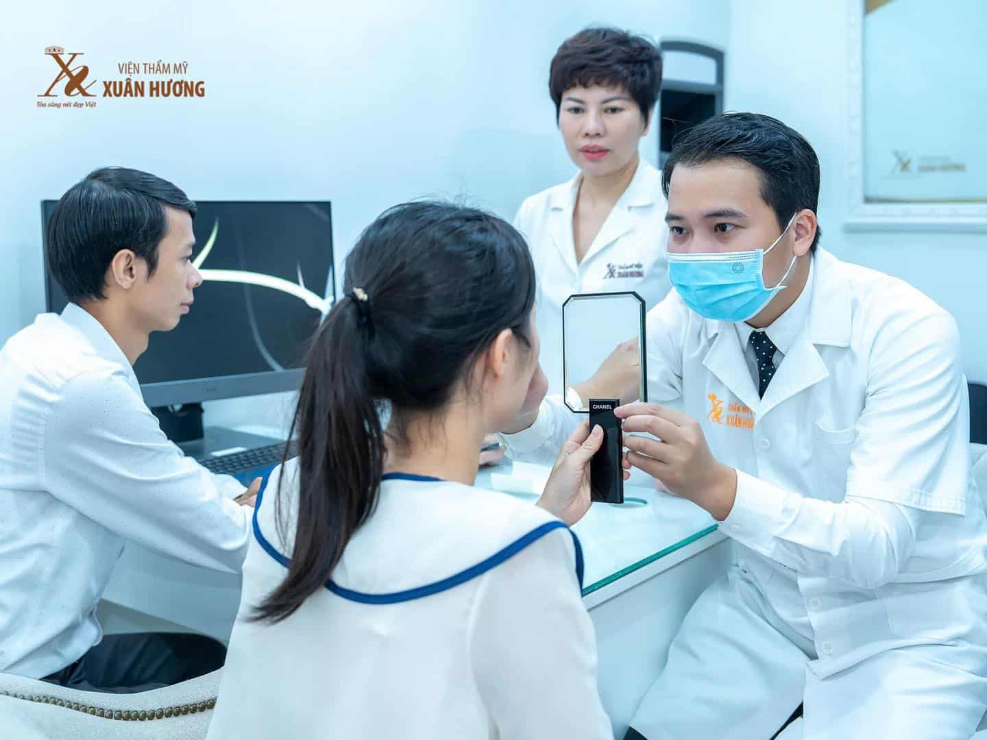 khách hàng thăm khám và tư vấn phương pháp thẩm mỹ mắt