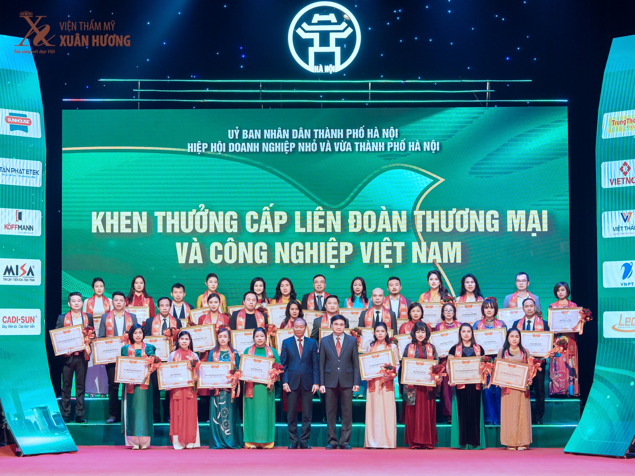 Nhận bằng khen của Hiệp Hội doanh nghiệp vừa và nhỏ tại HN